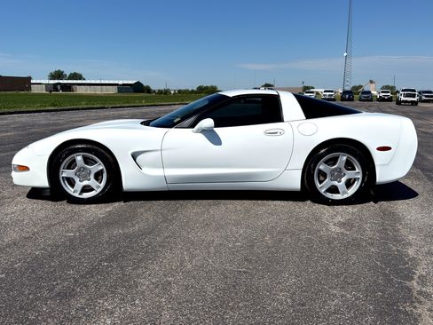 Used 1997 Chevrolet Corvette Coupe w/ Memory Pkg RWD image 7