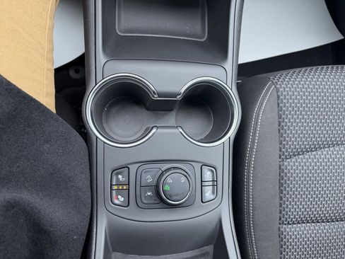 Used 2024 GMC Terrain SLE w/ Driver Convenience Package image 27