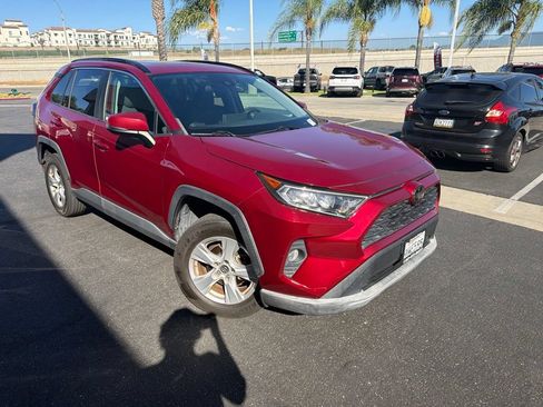 Used 2019 Toyota RAV4 XLE FWD image 2