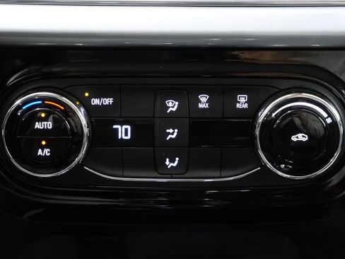 Used 2025 Chevrolet Trax LT FWD image 19