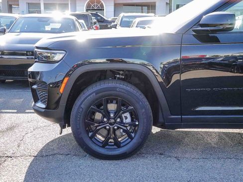 New 2025 Jeep Grand Cherokee Laredo image 9