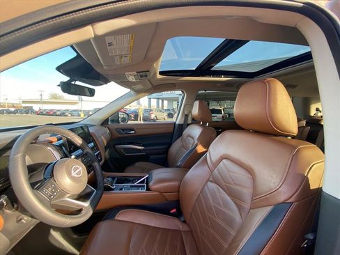 Used 2024 Nissan Pathfinder Platinum image 4