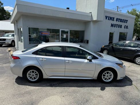 Used 2021 Toyota Corolla LE FWD image 4