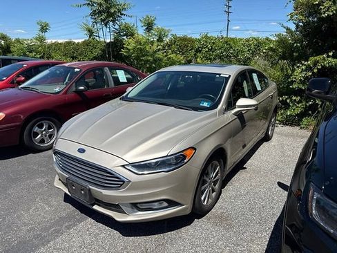 Used 2017 Ford Fusion SE w/ Fusion SE Technology Package FWD image 3