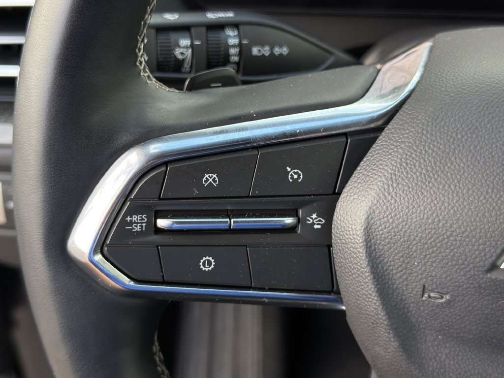 Used 2025 Chevrolet Traverse LT FWD image 13