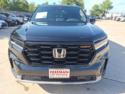 Used 2025 Honda Pilot TrailSport image 9