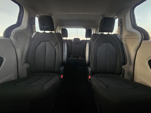 Used 2023 Chrysler Voyager LX image 28