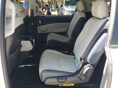 Used 2025 Kia Carnival EX FWD image 12