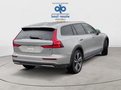 Used 2025 Volvo V60 B5 Cross Country Plus image 6