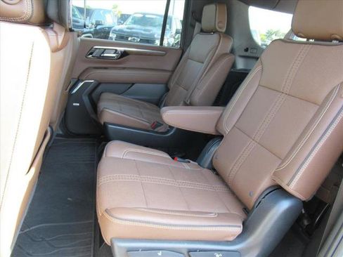 Certified 2025 Chevrolet Suburban High Country image 31