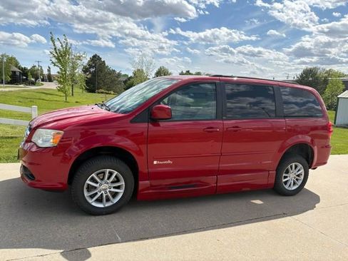 Used 2014 Dodge Grand Caravan SXT FWD image 1