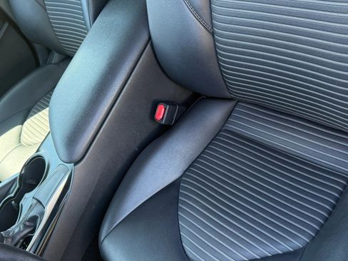 Used 2018 Toyota Camry SE w/ Convenience Package image 11