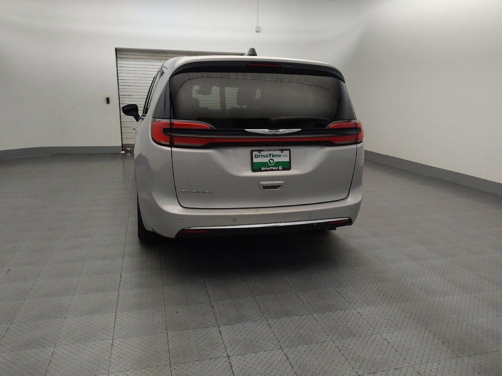 Used 2024 Chrysler Pacifica Touring-L FWD image 6