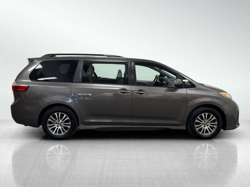 Used 2019 Toyota Sienna XLE image 4