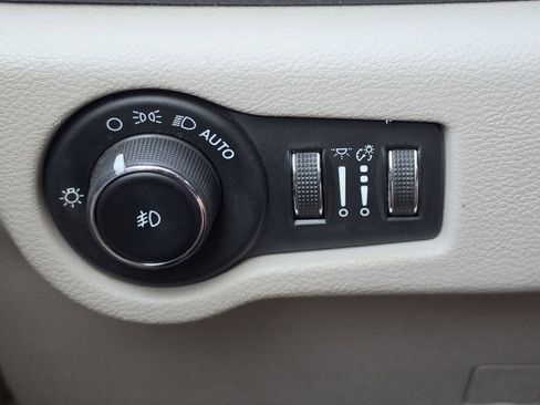 Used 2023 Chrysler Pacifica Touring-L FWD image 18