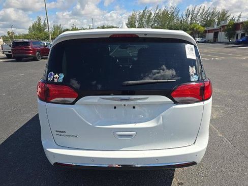 Used 2020 Chrysler Pacifica Touring w/ Tire & Wheel Group FWD image 5