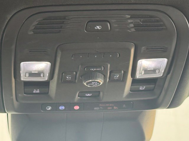 Used 2021 Cadillac Escalade Premium Luxury w/ Performance Package AWD/4WD image 16