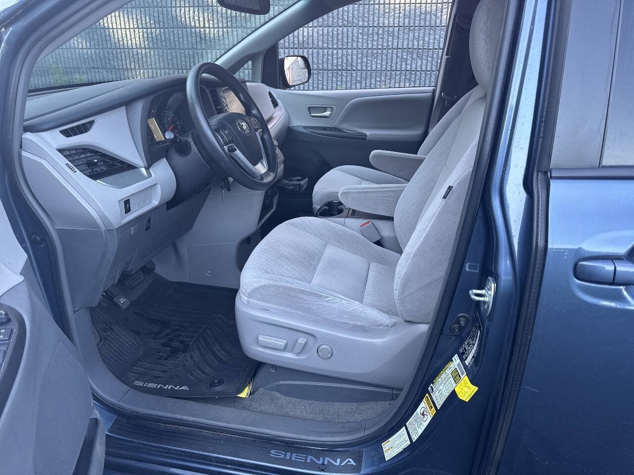 Used 2017 Toyota Sienna LE AWD/4WD image 9