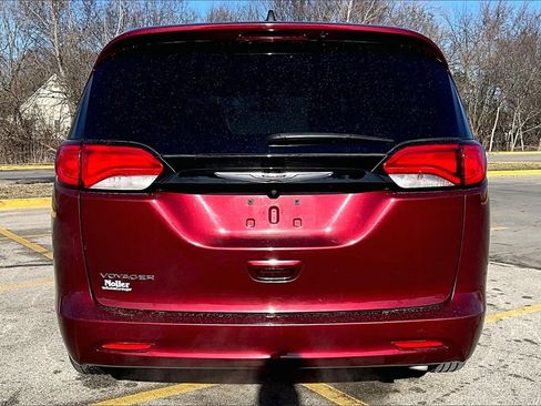 Used 2022 Chrysler Voyager LX image 5