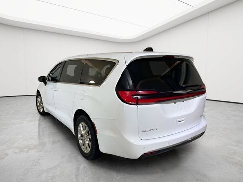 Used 2023 Chrysler Pacifica Touring-L AWD/4WD image 23