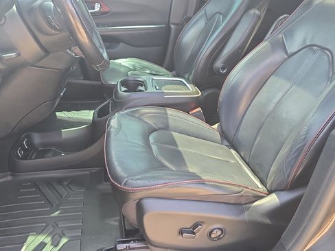 Used 2020 Chrysler Pacifica Limited FWD image 14