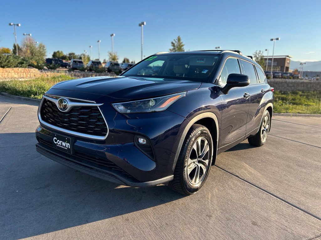 Used 2022 Toyota Highlander XLE AWD/4WD image 3