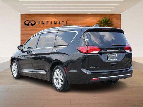 Used 2017 Chrysler Pacifica Touring-L Plus w/ Tire & Wheel Group image 5