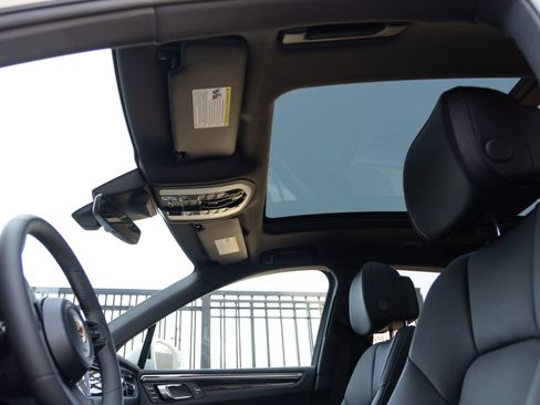 Certified 2026 Porsche Macan AWD/4WD image 20