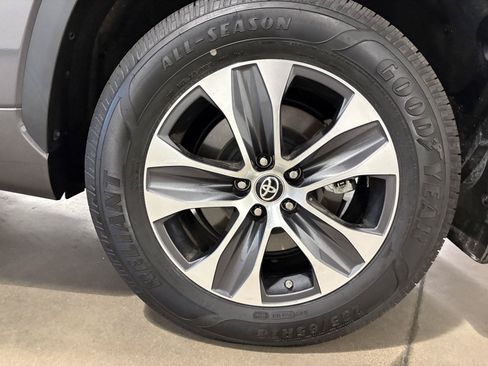 Used 2024 Toyota Highlander XLE AWD/4WD image 53