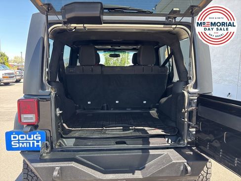 Used 2017 Jeep Wrangler Unlimited Rubicon w/ Cold Weather Group AWD/4WD image 25