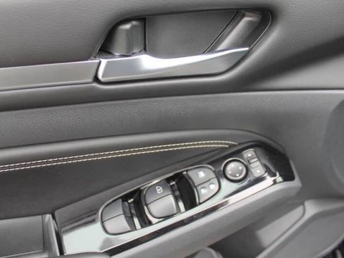 Used 2023 Nissan Altima 2.5 SV w/ SV Premium Package image 17