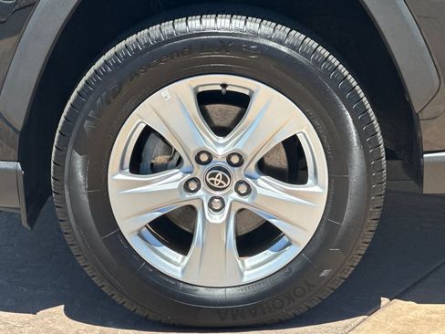 Certified 2021 Toyota RAV4 XLE AWD/4WD image 33