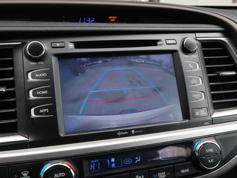 Used 2014 Toyota Highlander XLE image 25