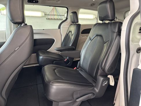 Used 2024 Chrysler Pacifica Touring-L FWD image 29