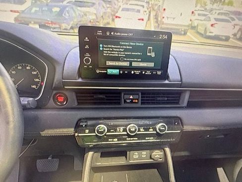 Used 2025 Honda Pilot Touring image 11