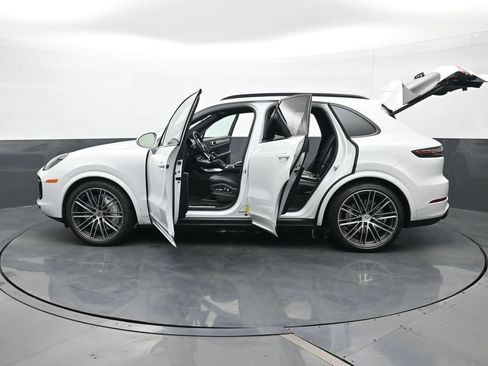 Certified 2021 Porsche Cayenne Turbo AWD/4WD image 30