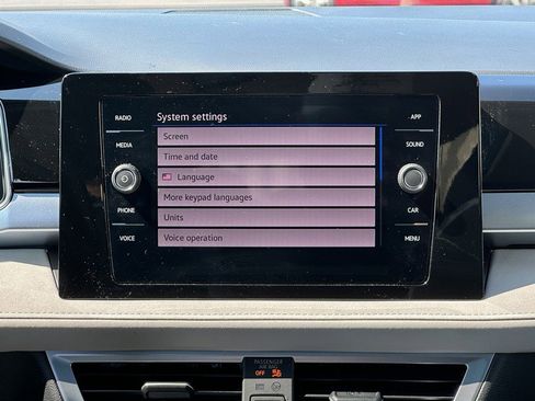 Used 2025 Volkswagen Taos SE w/ Panoramic Sunroof Package image 15