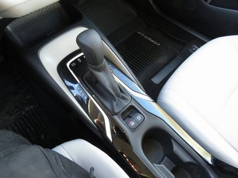 Used 2020 Toyota Corolla LE image 23