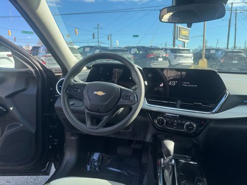 Used 2025 Chevrolet Trax LT image 28