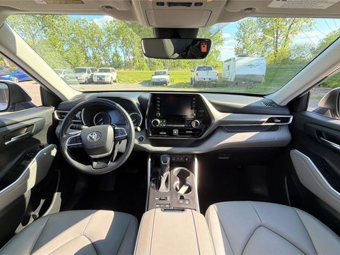 Used 2022 Toyota Highlander XLE AWD/4WD image 32