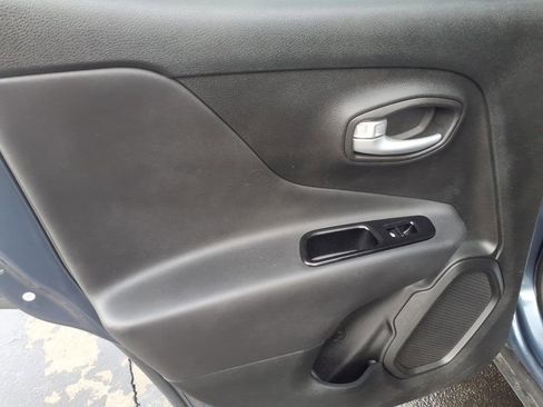 Used 2023 Jeep Renegade Latitude AWD/4WD image 14
