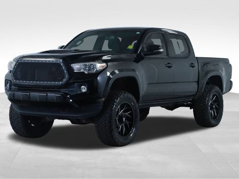 Used 2017 Toyota Tacoma TRD Sport w/ Tow Package (A/T) image 7