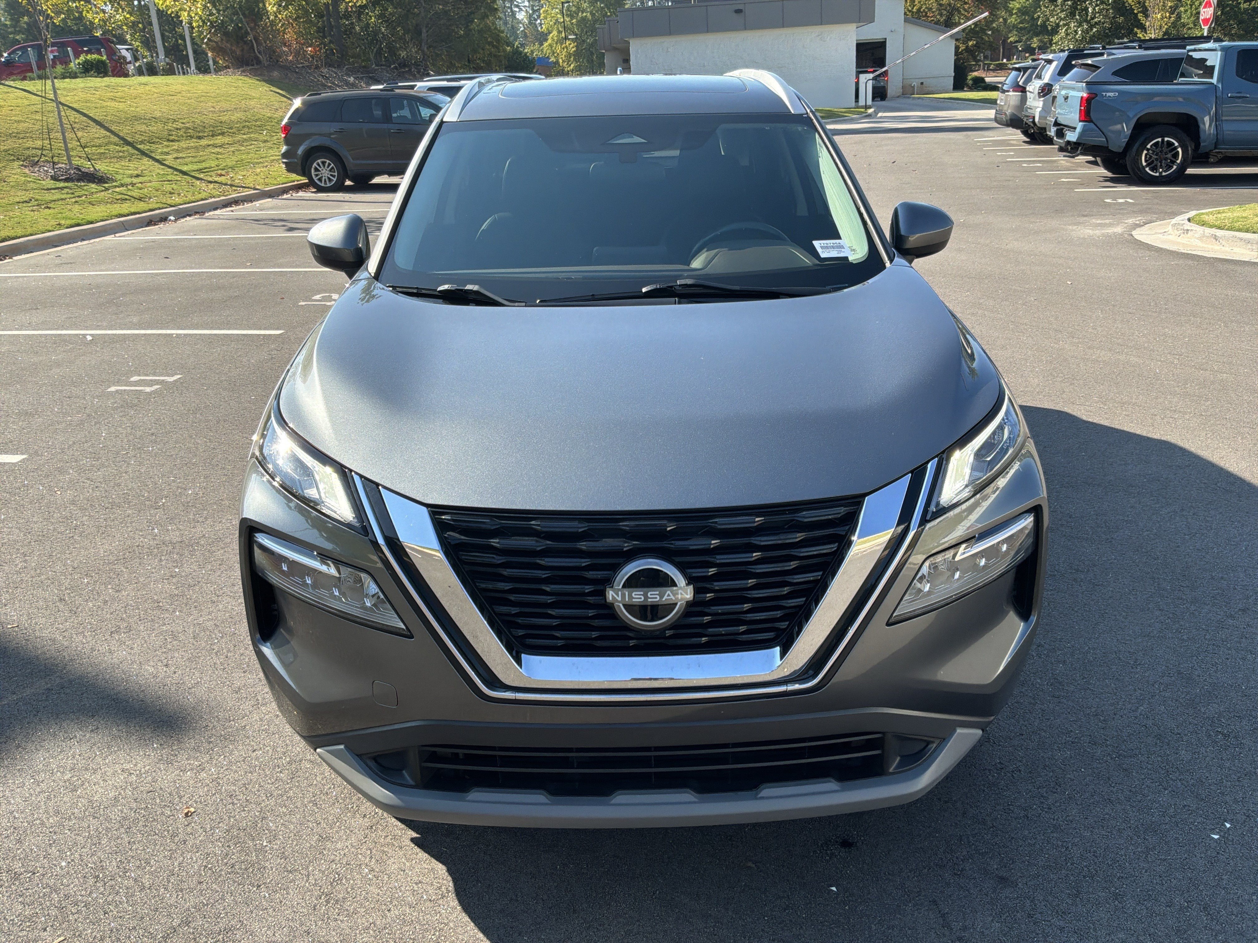 Used 2023 Nissan Rogue SV w/ SV Premium B Package FWD image 3