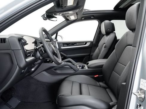 Certified 2025 Porsche Cayenne AWD/4WD image 6