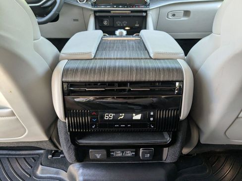 Used 2023 Jeep Wagoneer Series II w/ Convenience Group I AWD/4WD image 18