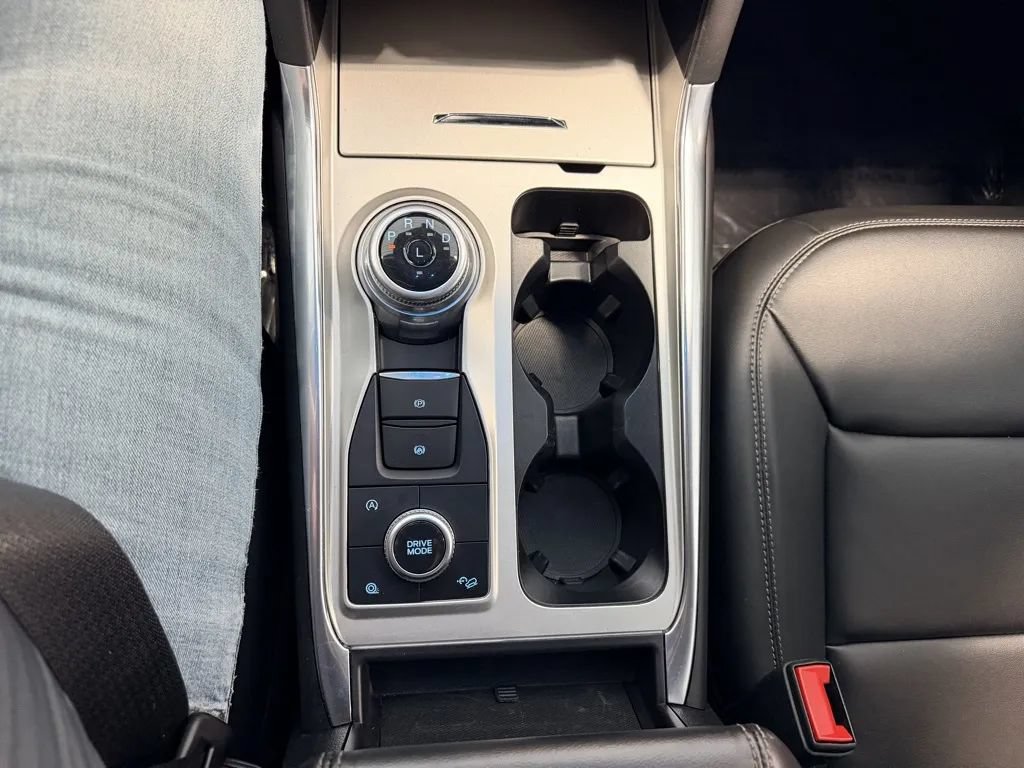 Used 2024 Ford Explorer XLT w/ Equipment Group 202A AWD/4WD image 19