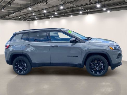 Used 2023 Jeep Compass Latitude AWD/4WD image 8