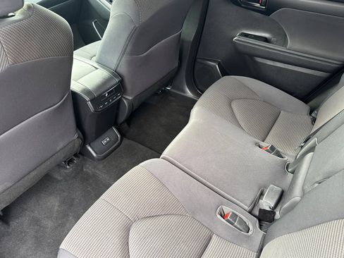 Used 2023 Toyota Highlander LE AWD/4WD image 12