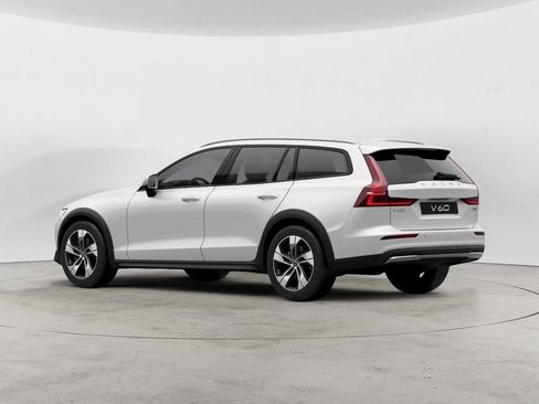 Used 2025 Volvo V60 B5 Cross Country Plus AWD/4WD image 5