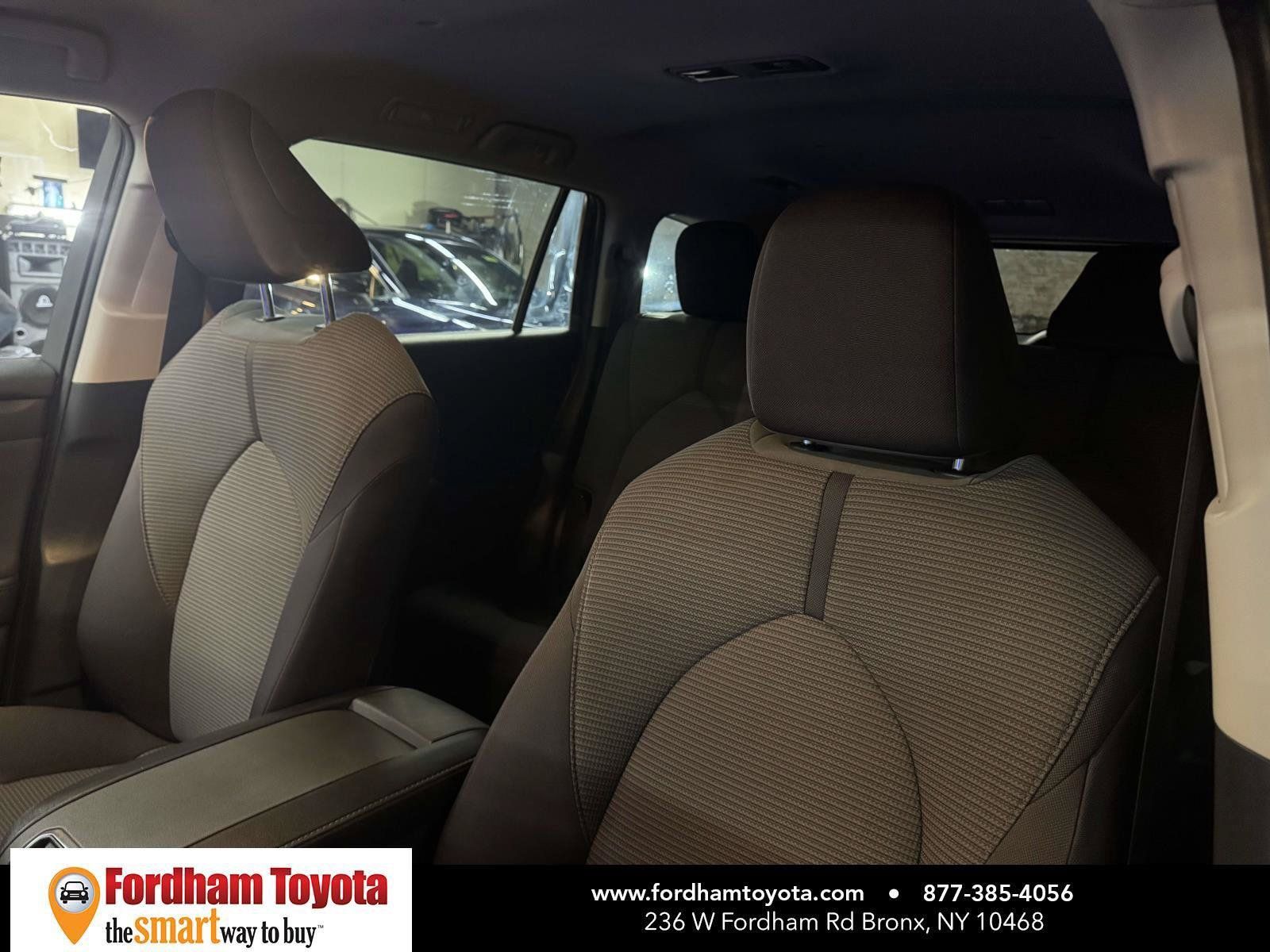 Used 2023 Toyota Highlander LE AWD/4WD image 18